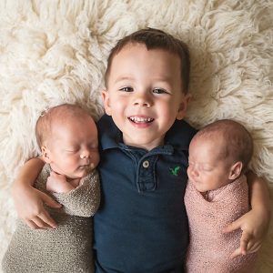 irmaos gemeos twins mais velho mais novop