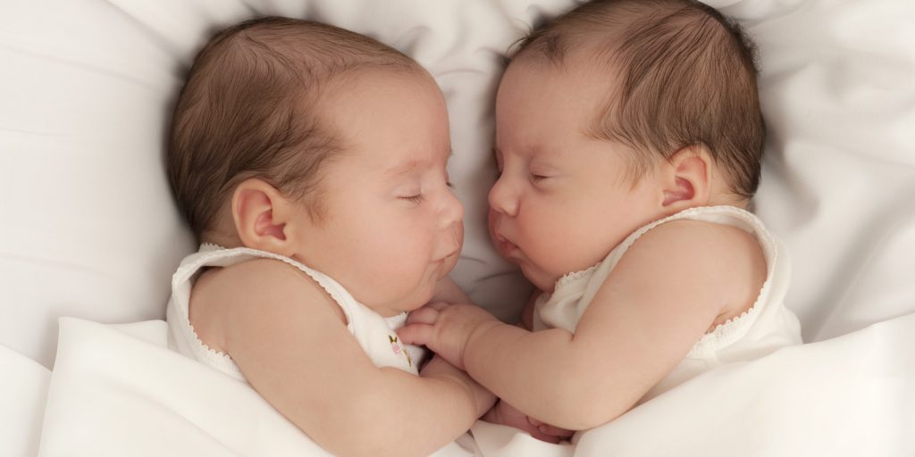 grávida de gêmeos conselhos bebês dormindo 