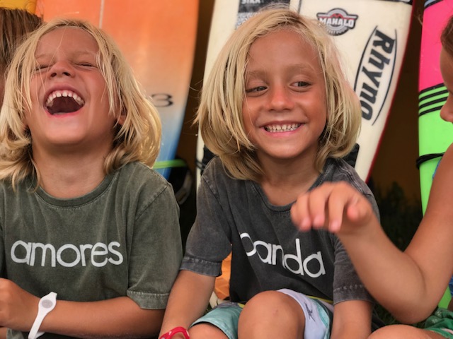 gêmeos surfistas 5 anos Akilles e Heitor