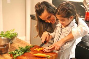A nutricionista Carmen, mãe de Laura, 5 anos, dá dicas preciosas para organizar as refeições de toda a família