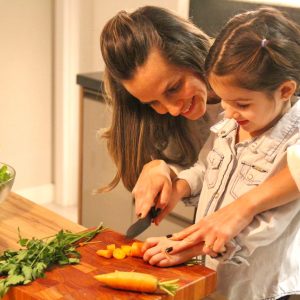 A nutricionista Carmen, mãe de Laura, 5 anos, dá dicas preciosas para organizar as refeições de toda a família
