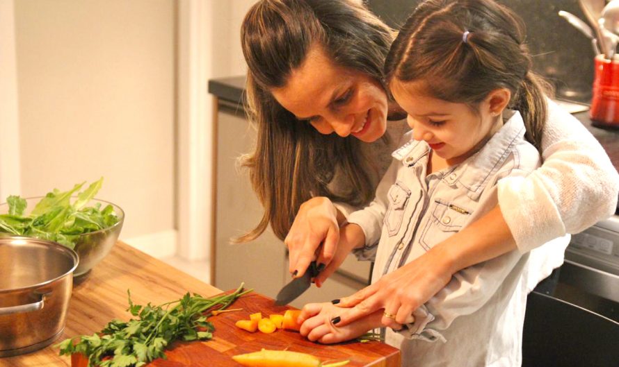 A nutricionista Carmen, mãe de Laura, 5 anos, dá dicas preciosas para organizar as refeições de toda a família
