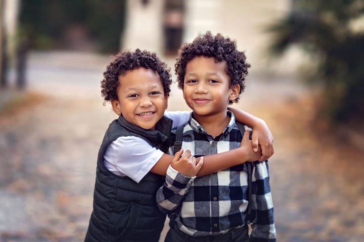 Filhos de gêmeos idênticos são como irmãos ou primos