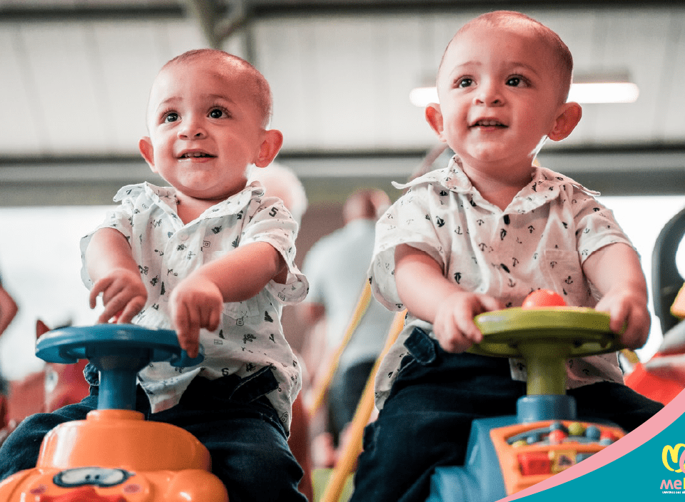 Como identificar bebês gêmeos idênticos